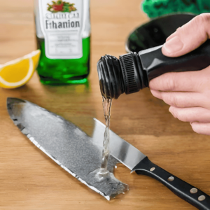 cleaning knife with vinegar